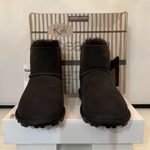 NEW KIRKLAND KIDS 100% SHEEPSKIN BOOTS W/ SHEARLING LINING